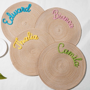 Op de afbeelding: Een set van drie keramische mokken met een gespikkelde, matte afwerking. De mokken zijn in crème, lichtgrijs en donkergrijs. Elke mok heeft een eenvoudig, minimalistisch ontwerp.