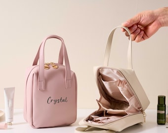 Bolsa de maquiagem personalizada com iniciais - Estojo de cosméticos personalizado para ela, presente atencioso para madrinha de casamento, bolsa de viagem estilosa para itens de higiene pessoal, presente para noiva