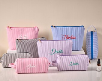 Conjunto de nécessaire e estojo de maquiagem bordados em tecido seersucker, ideal para viagens e como presente exclusivo para ela, Dia das Mães ou para madrinhas.