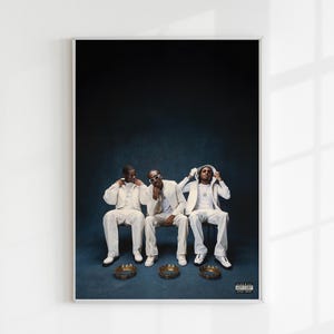 Puede incluir: Impresión enmarcada que presenta a tres personas con trajes blancos sentadas en un banco sobre un fondo azul oscuro. Cada persona tiene un objeto en forma de corona frente a sí. La imagen tiene una estética moderna y artística.