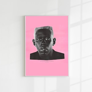Puede incluir: Retrato en blanco y negro enmarcado de una persona sobre un fondo rosa. La persona tiene el pelo corto y claro y lleva una chaqueta oscura. Hay texto visible en la parte inferior de la impresión.