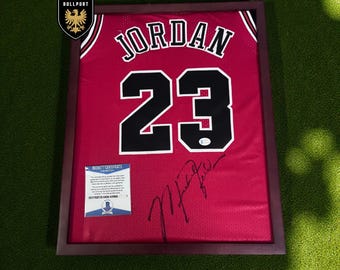 Colección de camisetas rojas autografiadas de M. Jordan n.° 23 - Enmarcadas, certificadas por Beckett