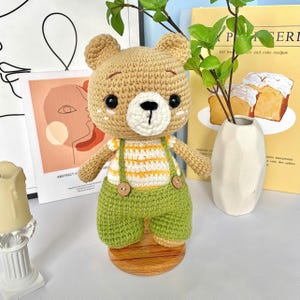 Teddybär Häkelanleitung - Amigurumi Plüschtier in Latzhose PDF Pattern