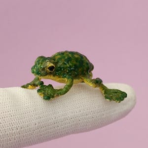 Miniature Crochet Frog – Hand-Painted Amigurumi – Poseable Legs – Tiny Frog Figurine – 3 cm – Collectible Art Toy – Handmade Gift
