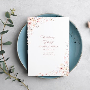 K&ouml;nnte beinhalten: Eine rechteckige, wei&szlig;e Einladungskarte f&uuml;r eine Hochzeitsfeier mit zarten Aquarell-Blumenillustrationen in Rosa- und Beiget&ouml;nen an der oberen linken und unteren rechten Ecke, mit dem Text Wedding Party, DANIEL & MARIA, 28.08.2026.