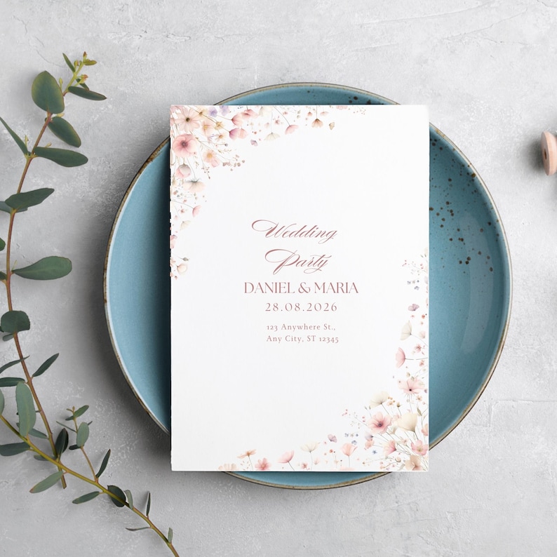 K&ouml;nnte beinhalten: Eine rechteckige, wei&szlig;e Einladungskarte f&uuml;r eine Hochzeitsfeier mit zarten Aquarell-Blumenillustrationen in Rosa- und Beiget&ouml;nen an der oberen linken und unteren rechten Ecke, mit dem Text Wedding Party, DANIEL & MARIA, 28.08.2026.