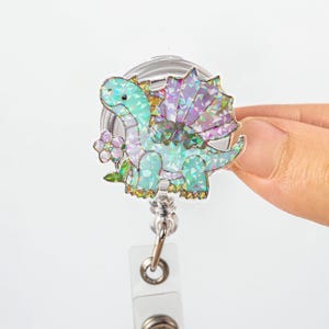 Porta credencial de dinosaurio pastel: adorable y brillante, con clip retráctil para enfermeras y profesores, regalo kawaii para niños y compañeros de trabajo.