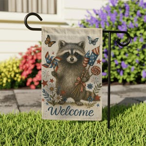 Bandiera da giardino con scritta "Benvenuto procione", decorazione da giardino con animali del bosco patriottici per il 4 luglio, grazioso striscione estivo per esterni, cartello da veranda in stile americano