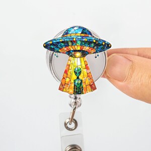 Bobine d'insigne OVNI extraterrestre - Porte-carte d'identité rétractable de science-fiction en vitrail, clip pour badge mignon sur le thème de l'espace pour les enseignants, les infirmières ou les fans de science-fiction