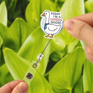 Bobine de badge drôle d'oie - Aujourd'hui, je suis une oie sérieuse Clip d'identification, joli porte-badge rétractable pour le travail, cadeau humoristique de bureau pour collègues, infirmière autorisée