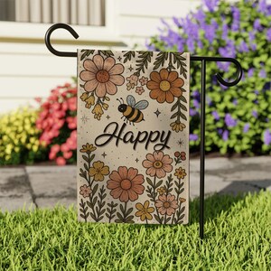Bandera de jardín alegre con una abeja adorable y flores retro, decoración de patio exterior estilo bohemio cottagecore, letrero de porche pastel caprichoso para primavera o verano.