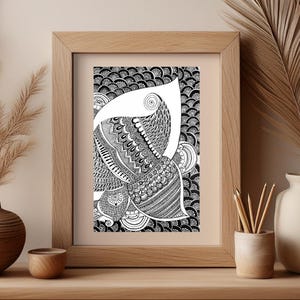 Może przedstawiać: Oprawiony czarno-biały wydruk artystyczny z misternym, abstrakcyjnym wzorem. Grafika prezentuje szczegółowe wzory i tekstury, z centralnym, organicznym kształtem na tle wzorzystym. Rama wykonana jest z jasnego drewna.