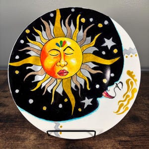 Hand-Painted Sun and Moon Ceramic Plate – Celestial Wall Art – Mystical Cosmic Face Design – Boho Spiritual Home Decor – Unique Gift