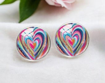Mehrfarbige Glasohrringe, Ohrstecker mit Regenbogen-Herzmuster, farbenfroher Schmuck für Frauen, einzigartiges und originelles Geschenk