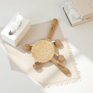 Sonajero de madera personalizado para bebé, con nombre grabado, juguete natural de agarre para recién nacido, regalo y recuerdo único para baby shower.