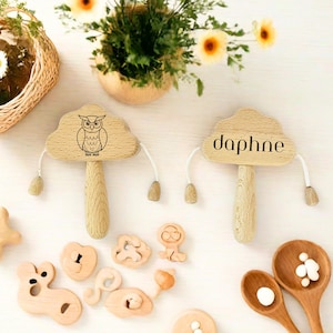 Sonajero de madera personalizado con forma de nube para bebé, juguete con nombre grabado e iconos, sonajero natural para recién nacido, regalo de recuerdo para baby shower.