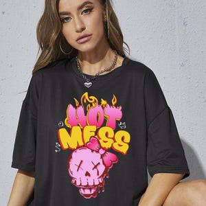 Cooles grafisches Tshirt mit ''Hot Mess'' Design Cartoon Ästhetisches Shirt Geschenk für Freunde Lustiges Alltags-T-Shirt Y2K Stil