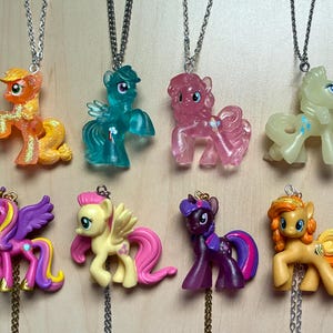 MLP Halskette My Little Pony Twilight Sparkle Pinkie Pie Regenbogen Dash Applejack Princess Cadance Glow in the Dark Glitter Einhorn