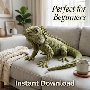 Puede incluir: Un gran iguana verde tejido a ganchillo está sobre un sofá gris. La iguana tiene detalles precisos, incluyendo un cuerpo texturizado y ojos realistas. El texto "Perfect for Beginners" y "Instant Download" son visibles.