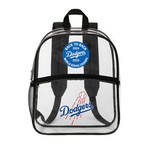 Puede incluir: Mochila transparente con correas, asa y ribetes negros. Presenta el logotipo de los Dodgers en azul y rojo, junto con el texto "Back to Back 2024-2025 World Series Champs."