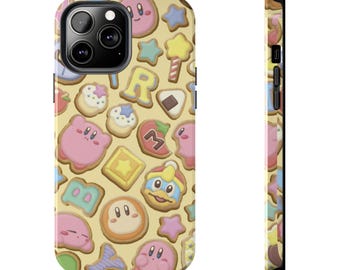 Può includere: Una custodia per telefono con un motivo ripetuto di biscotti di personaggi dei cartoni animati in varie forme e colori, tra cui rosa, giallo, blu e arancione. La custodia ha uno sfondo giallo e un ritaglio nero per l'obiettivo della fotocamera.
