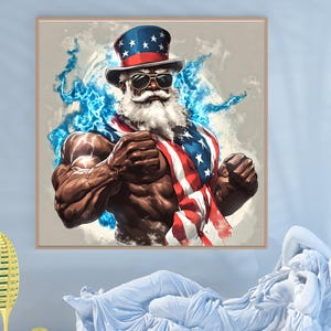 Könnte beinhalten: Eine muskulöse Figur, die ein rot-weiß-blaues Kostüm im Stil der amerikanischen Flagge mit weißem Bart und Sonnenbrille trägt. Die Figur trägt einen rot-weiß-blauen Zylinder mit Sternen. Der Hintergrund ist ein blaues und weißes abstraktes Design.