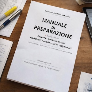 Può includere: Un libro bianco intitolato "MANUALE DI PREPARAZIONE" in italiano, su una scrivania di legno. Il libro è circondato da carte, penne, occhiali e un tablet. Il libro è per lo studio digitale e la stampa selettiva.