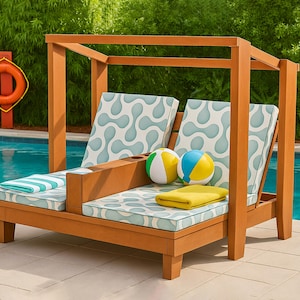 Może przedstawiać: Drewniany podwójny leżak ogrodowy z baldachimem. Poduszki mają turkusowo-biały wzór. Na leżaku znajdują się dwie piłki plażowe i żółty ręcznik. W tle koło ratunkowe.