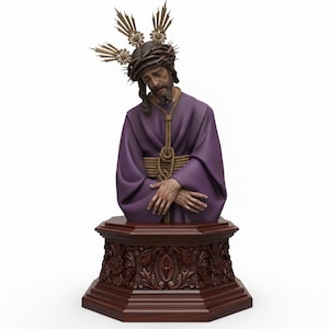 Puede incluir: Estatua religiosa que representa una figura con una túnica morada, una corona de espinas y un halo. La figura está sobre un pedestal de madera con diseños florales tallados. La estatua tiene una expresión sombría.