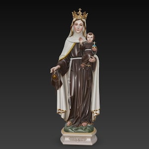 Può includere: Statua dettagliata di una figura religiosa, con una corona e un bambino. La figura indossa una veste marrone con un mantello bianco, e il bambino tiene in mano un globo. La statua è su una base decorativa.