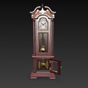 以下が含まれることがあります： 木製の背の高い置き時計。バーガンディ仕上げで、金色のアクセントが付いています。白い文字盤、振り子、重りが特徴です。ガラスのドアが開いており、時計の内部構造が見えます。