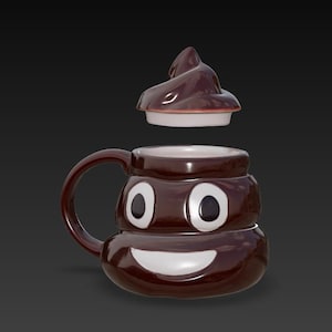Puede incluir: Una taza de cerámica marrón con forma de emoji de caca sonriente, con una tapa a juego. La taza tiene ojos blancos y una sonrisa blanca. La tapa está ligeramente elevada sobre la taza. La taza tiene un asa marrón.