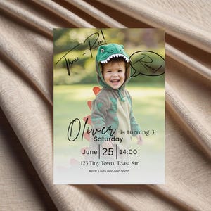 Op de afbeelding: Een gepersonaliseerde uitnodigingskaart met een kind in een dinosaurus kostuum. De kaart bevat de tekst "Three-Rex!" en "Oliver is turning 3" met de datum, tijd en adres. Een tekstballon zegt "Roarrr!"