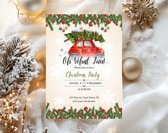 Könnte beinhalten: Weihnachtsparty-Einladung mit einem roten Auto, das einen Weihnachtsbaum transportiert. Die Einladung trägt den Text "Oh What Fun!" und "Christmas Party" mit Datum und Uhrzeit. Dekoriert mit Schneeflocken, Tannenzweigen und roten Beeren.