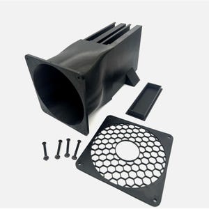 Könnte beinhalten: Schwarze Computerlüfterkomponenten, darunter ein Gehäuse, ein Gitter mit Wabenmuster, ein kleines rechteckiges Teil und Schrauben. Das Lüftergehäuse hat eine große kreisförmige Öffnung und eine rechteckige Oberseite.