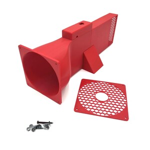 Peut inclure: Un conduit d'air rouge vif, imprim&eacute; en 3D, avec une entr&eacute;e carr&eacute;e et une sortie rectangulaire. Une grille en nid d'abeille rouge assortie et un petit kit de quincaillerie sont &eacute;galement inclus. Les composants sont con&ccedil;us pour la circulation de l'air.