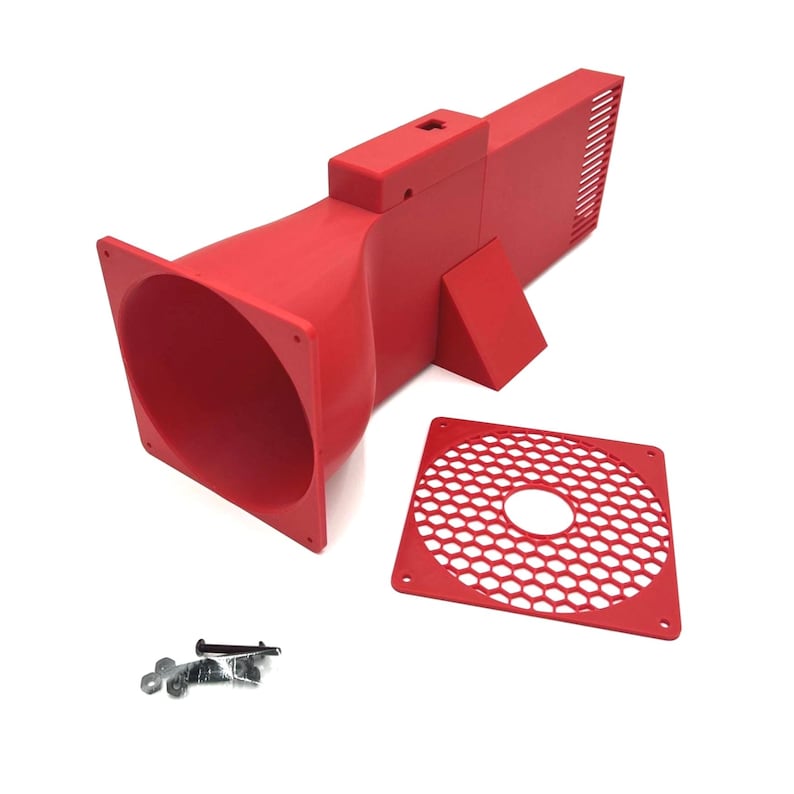 Peut inclure: Un conduit d'air rouge vif, imprim&eacute; en 3D, avec une entr&eacute;e carr&eacute;e et une sortie rectangulaire. Une grille en nid d'abeille rouge assortie et un petit kit de quincaillerie sont &eacute;galement inclus. Les composants sont con&ccedil;us pour la circulation de l'air.