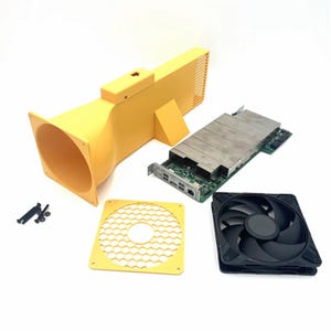 以下が含まれることがあります： 3Dプリントされた黄色のエアダクトハウジング、銀色の金属製ヒートシンク付きの緑色の回路基板、黄色のハニカムファングリル、黒色のコンピュータ冷却ファン、および組み立て用のワッシャー付きの小さな黒いネジ4本。