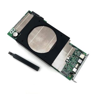 Peut inclure: Une carte graphique d'ordinateur avec un grand dissipateur thermique argenté et un boîtier de ventilateur noir. La carte possède un circuit imprimé vert avec divers composants et une petite brosse noire.