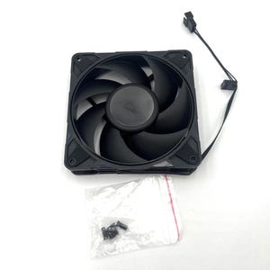 Pu&ograve; includere: Una ventola di raffreddamento per computer nera di forma quadrata con sette pale curve e un mozzo centrale. La ventola include un sottile cavo di alimentazione nero con un piccolo connettore e un sacchetto di plastica trasparente contenente quattro piccole viti di montaggio in metallo nero.