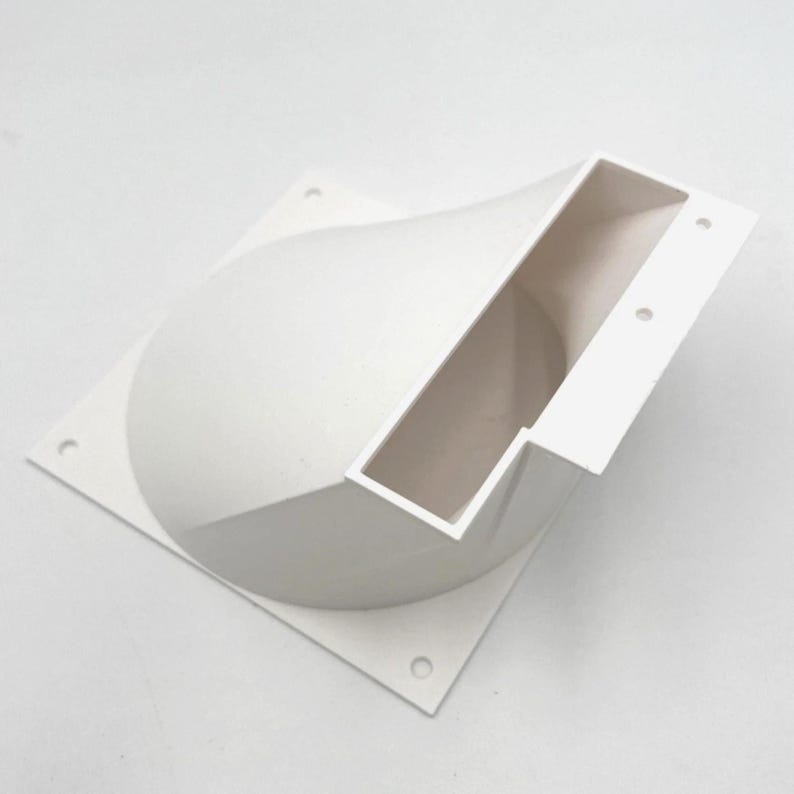 Pu&ograve; includere: Un adattatore per condotto di ventilazione in plastica bianca con base quadrata, quattro fori di montaggio agli angoli e una porta di uscita rettangolare. Il componente passa da un'apertura circolare a una forma rettangolare.