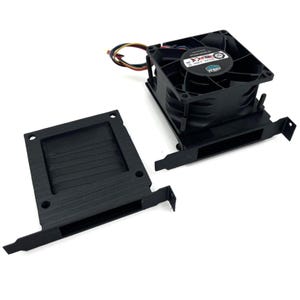Puede incluir: Ventilador de ordenador negro con un diseño cuadrado y un ventilador circular en el centro. El ventilador tiene un marco y aspas negros. También es visible un soporte negro separado, diseñado para sujetar el ventilador.