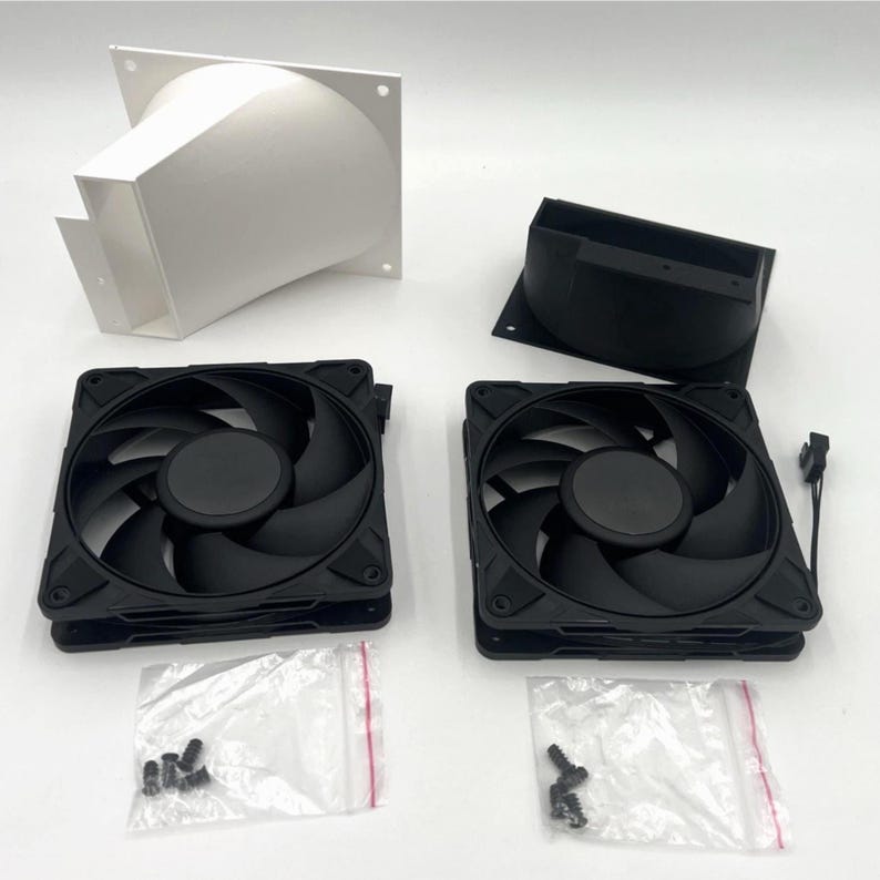 Pu&ograve; includere: Due ventole di raffreddamento per computer quadrate nere con sette pale ciascuna, accompagnate da due condotti per ventole in plastica, uno bianco e uno nero, e due piccoli sacchetti di plastica contenenti viti di montaggio in metallo.