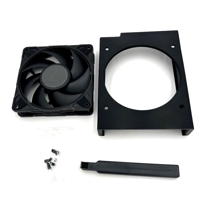 Puede incluir: Un ventilador de ordenador negro con aspas curvas, un soporte de montaje negro, un cepillo peque&ntilde;o y tornillos. El ventilador tiene un cubo central y est&aacute; dise&ntilde;ado para enfriar componentes de ordenador.