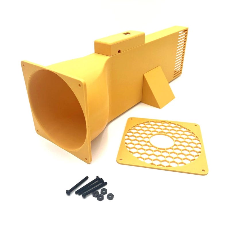Peut inclure: Ensemble de composants de klaxon pneumatique en plastique jaune. L'ensemble comprend le corps principal du klaxon, une grille en nid d'abeille et des vis et &eacute;crous noirs. Le klaxon a une base rectangulaire et une ouverture &eacute;vas&eacute;e en forme de c&ocirc;ne.