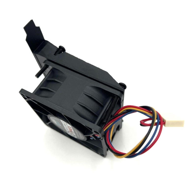 Op de afbeelding: Een zwarte computerventilator met een vierkant frame en een beugel. De ventilator heeft een reeks bladen aan de binnenkant en een bundel veelkleurige draden met een witte connector. De ventilator is ontworpen om computercomponenten te koelen.