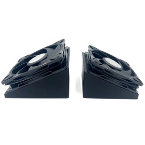 Puede incluir: Dos ventiladores de ordenador negros con un diseño triangular. Cada ventilador tiene un cubo central y múltiples aspas, montados sobre una base negra en ángulo. Los ventiladores están colocados uno al lado del otro sobre un fondo blanco.