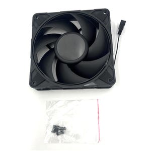 Pu&ograve; includere: Una ventola di raffreddamento per computer nera di forma quadrata con sette pale curve e un mozzo centrale circolare. Un sottile filo nero con un piccolo connettore si estende dal telaio. Un sacchetto di plastica trasparente contiene quattro viti.