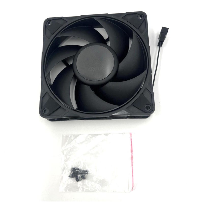 Pu&ograve; includere: Una ventola di raffreddamento per computer nera di forma quadrata con sette pale curve e un mozzo centrale circolare. Un sottile filo nero con un piccolo connettore si estende dal telaio. Un sacchetto di plastica trasparente contiene quattro viti.