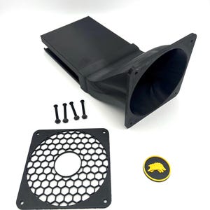 Peut inclure: Un conduit de ventilateur en plastique noir avec une grille de ventilateur noire et cinq vis noires. Un logo jaune et noir avec un sanglier se trouve dans le coin inférieur droit.